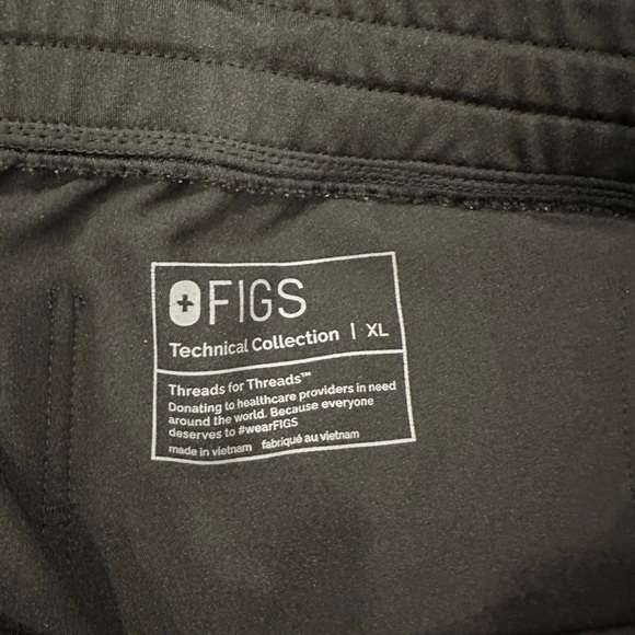 Black Figs scrubs XL top and bottoms. Regular length, one pocket top. - Picture 2 of 2